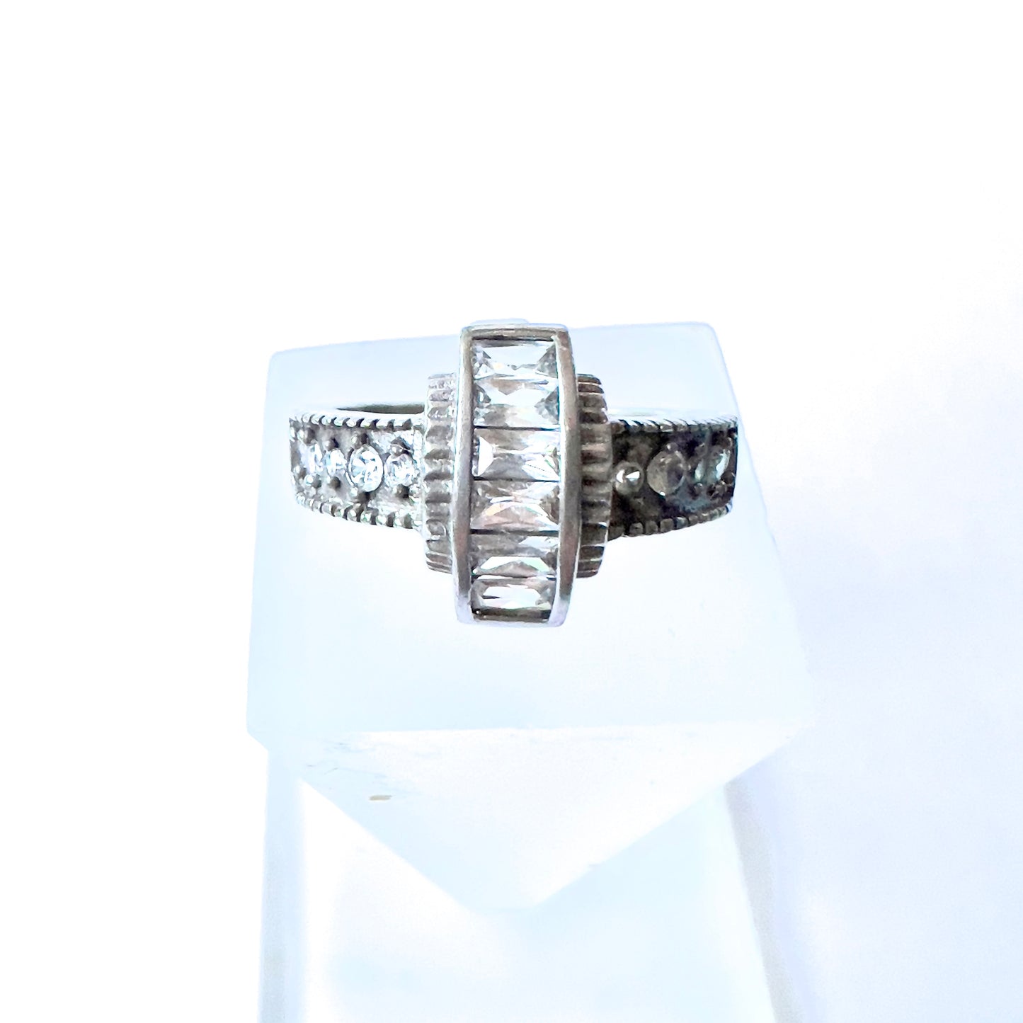 925 Sterling Silver Zircon Ring stamped 925 Size 7.5