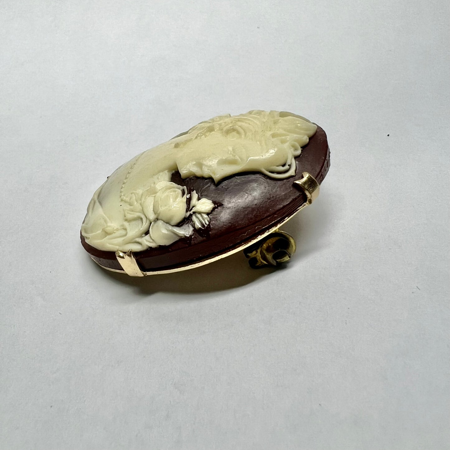 Gold Tone Cameo Brooch in Cream and Brown