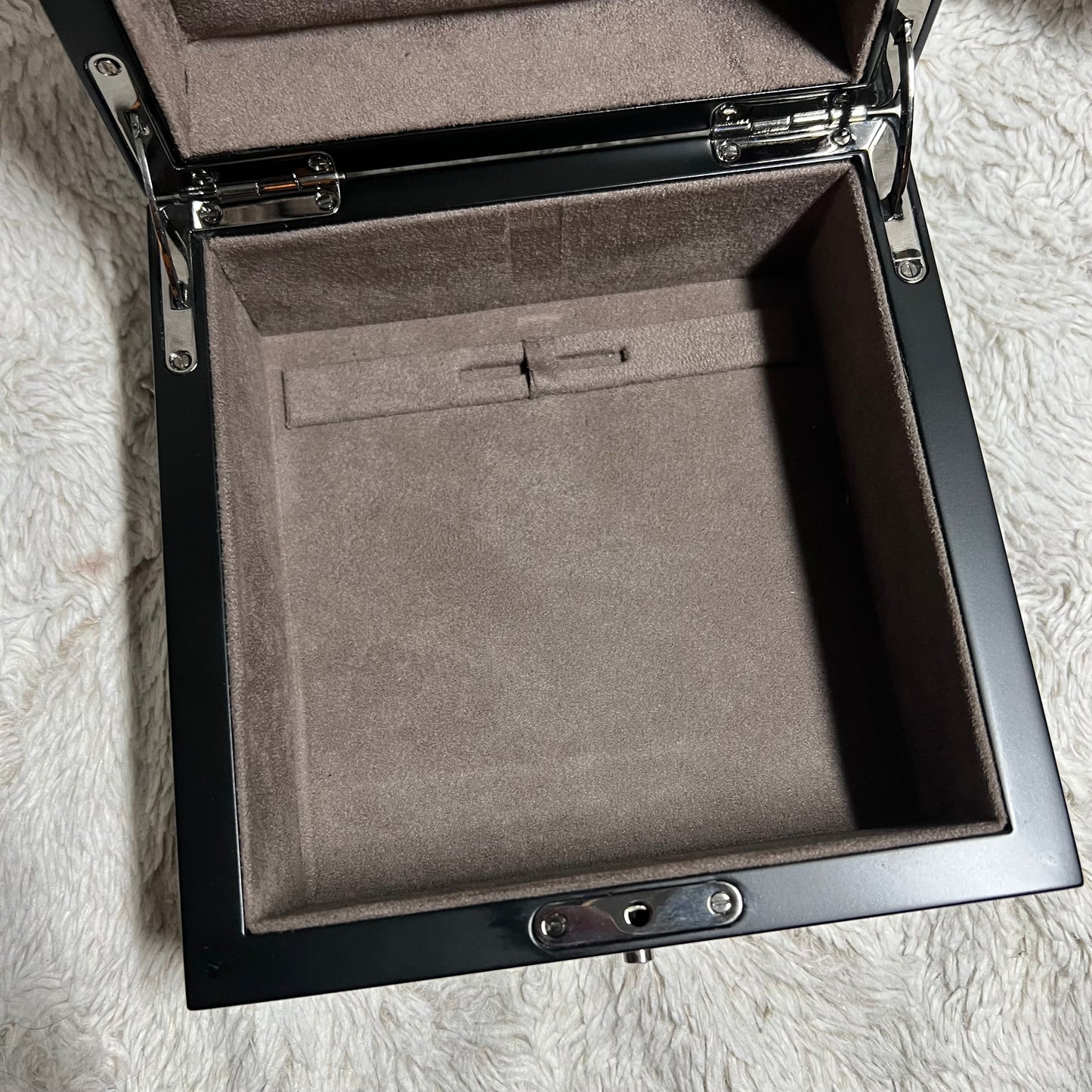 HARRY WINSTON Black Laminated Box with Taupe Color Interior