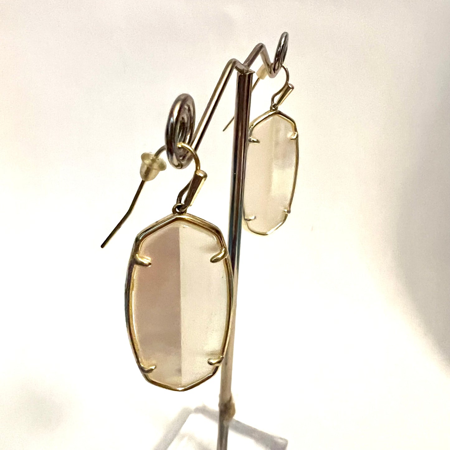 KENDRA SCOTT GoldPlated Genuine White Pearls Earrings