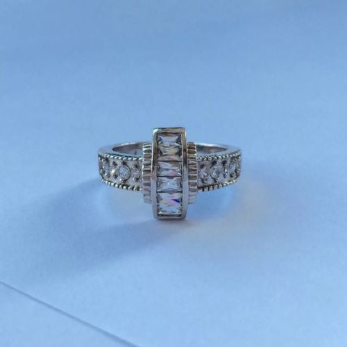 925 Sterling Silver Zircon Ring stamped 925 Size 7.5