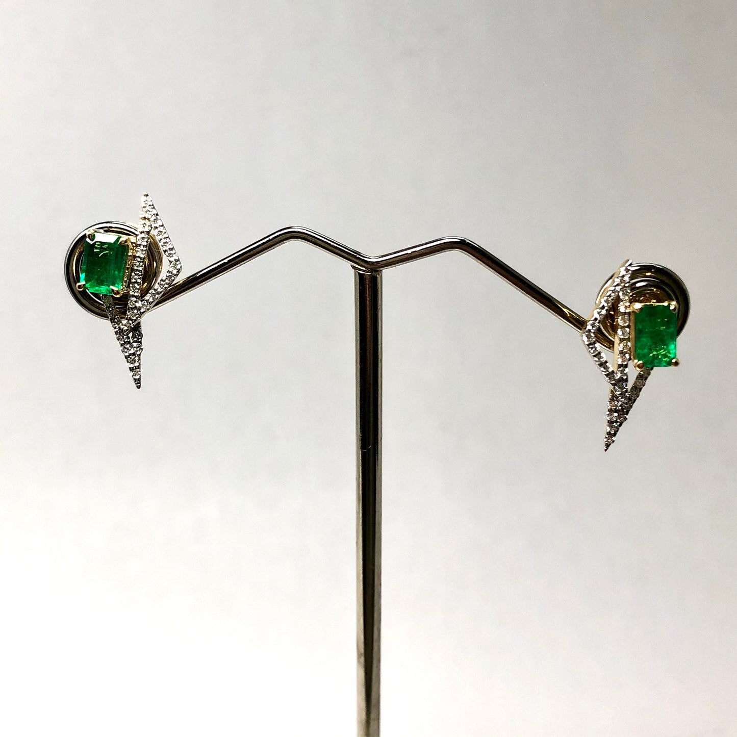 KAVANT & SHARART 18K Yellow Gold Designer Earrings w/ Genuine Emeralds and Diamonds 4.92g