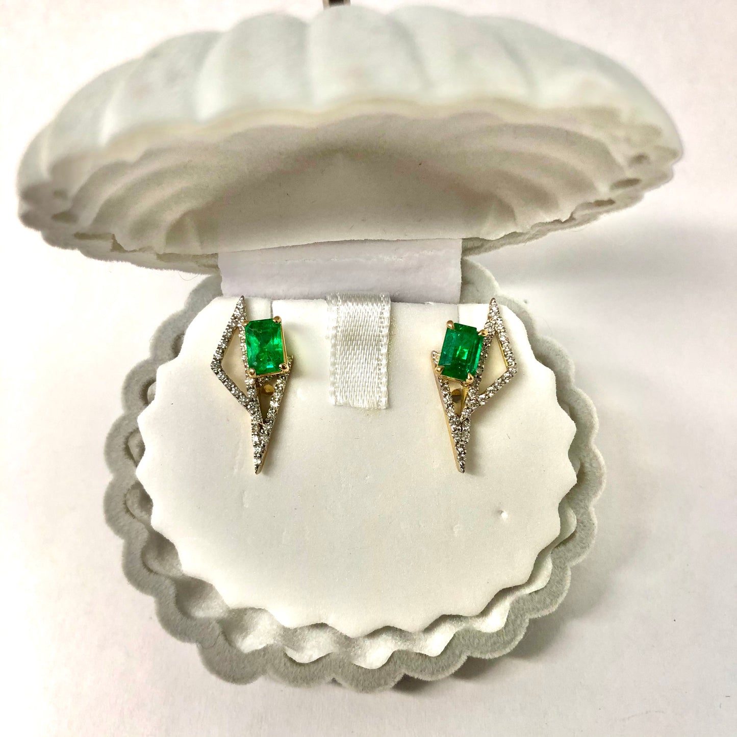 KAVANT & SHARART 18K Yellow Gold Designer Earrings w/ Genuine Emeralds and Diamonds 4.92g