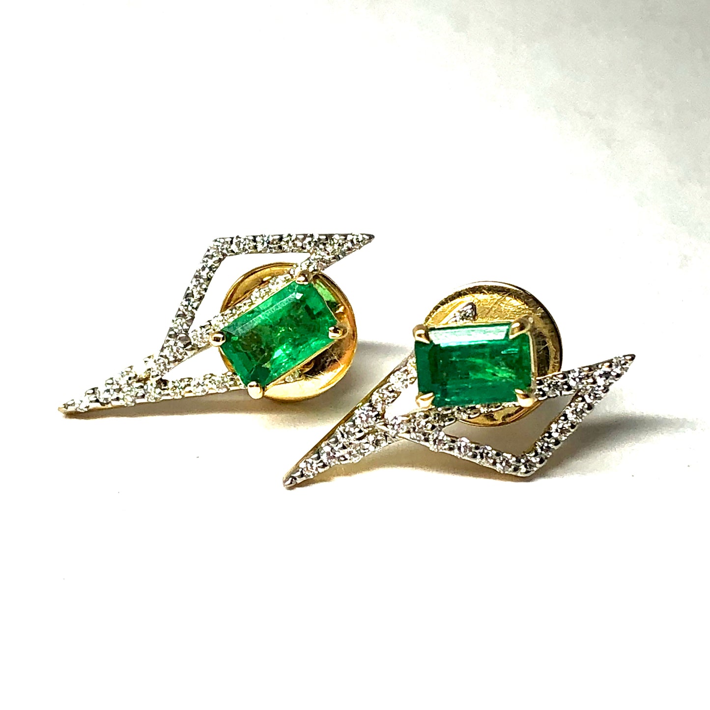 KAVANT & SHARART 18K Yellow Gold Designer Earrings w/ Genuine Emeralds and Diamonds 4.92g