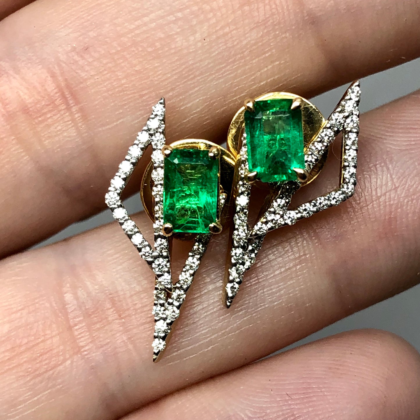 KAVANT & SHARART 18K Yellow Gold Designer Earrings w/ Genuine Emeralds and Diamonds 4.92g