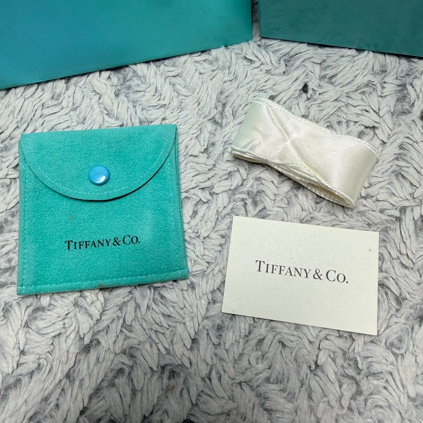 TIFFANY & CO. Jewerly Pouch 2.75x2.70” + Box 3.25x3.25x2.10” + Ribbon + Card + Shopping Bag 9.80x7.90x3.90”