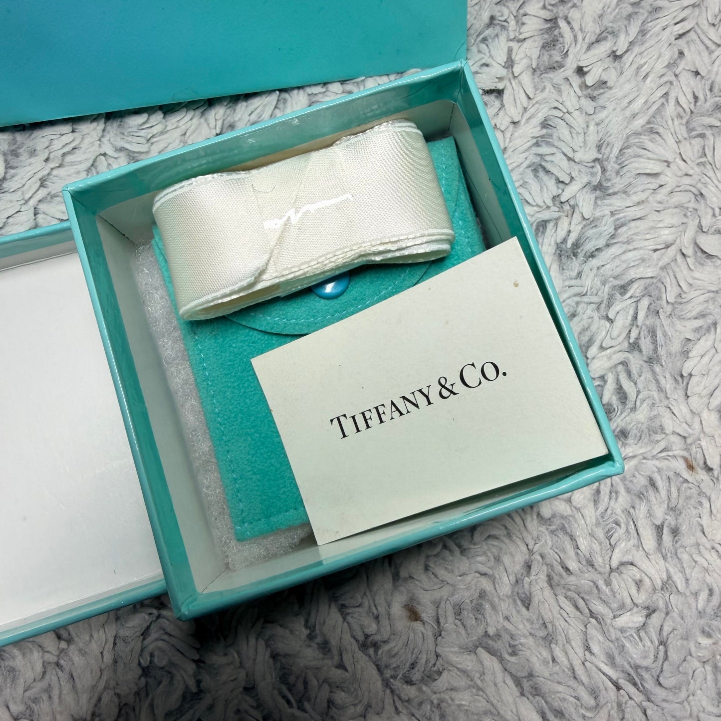 TIFFANY & CO. Jewerly Pouch 2.75x2.70” + Box 3.25x3.25x2.10” + Ribbon + Card + Shopping Bag 9.80x7.90x3.90”