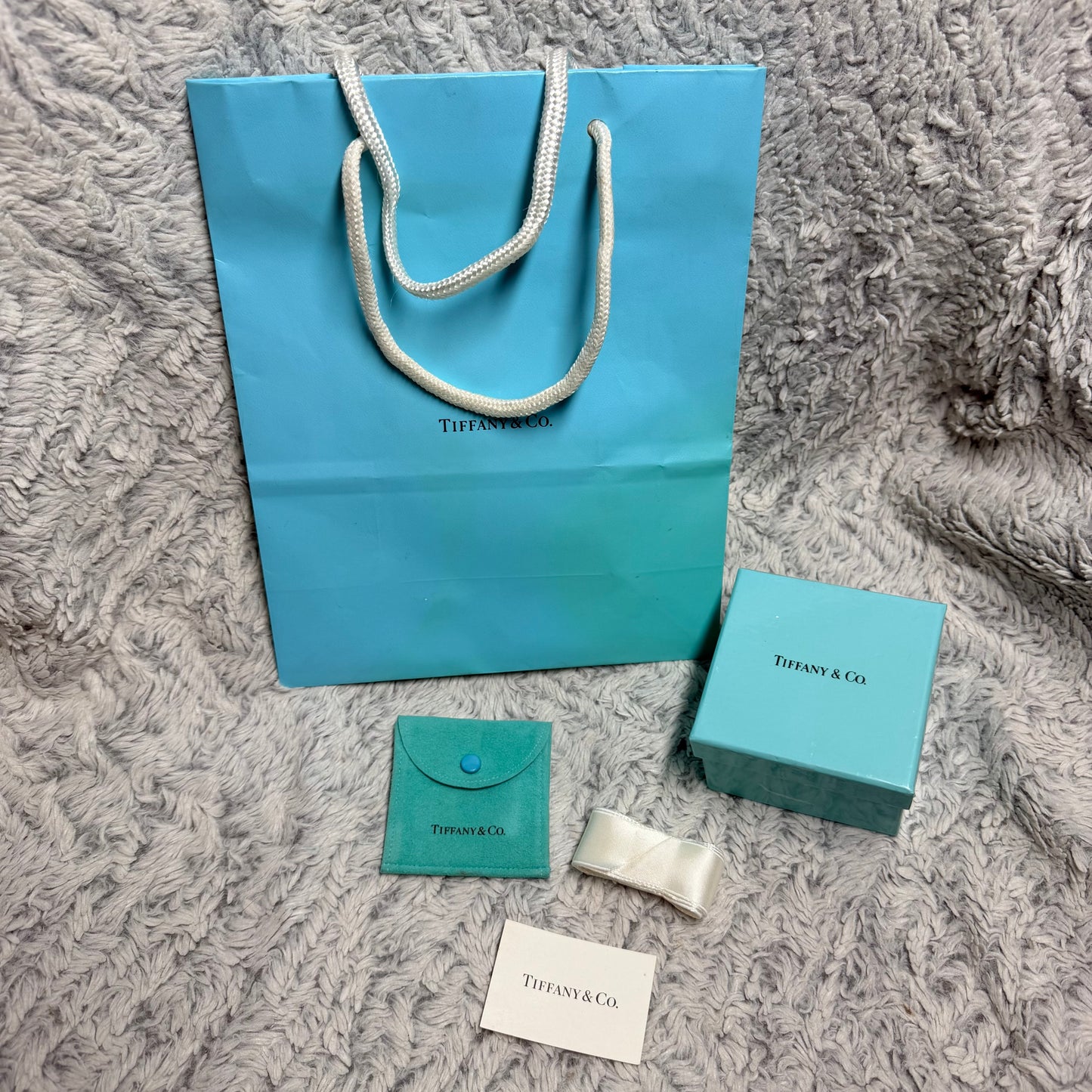 TIFFANY & CO. Jewerly Pouch 2.75x2.70” + Box 3.25x3.25x2.10” + Ribbon + Card + Shopping Bag 9.80x7.90x3.90”