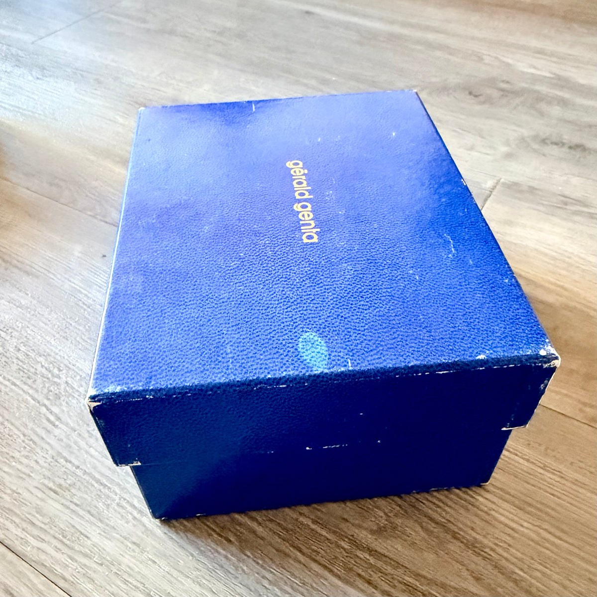 GĒRALD GENTA Blue/Cream Box + Outer Box 7.60x6x3.60 inches