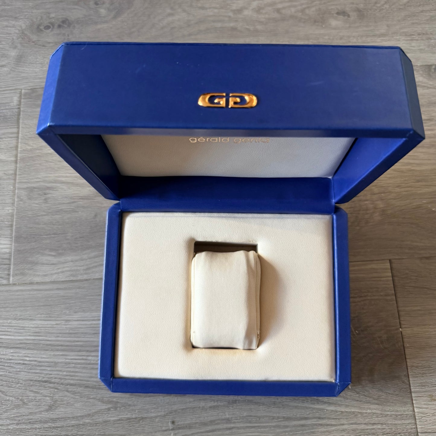 GĒRALD GENTA Blue/Cream Box + Outer Box 7.60x6x3.60 inches