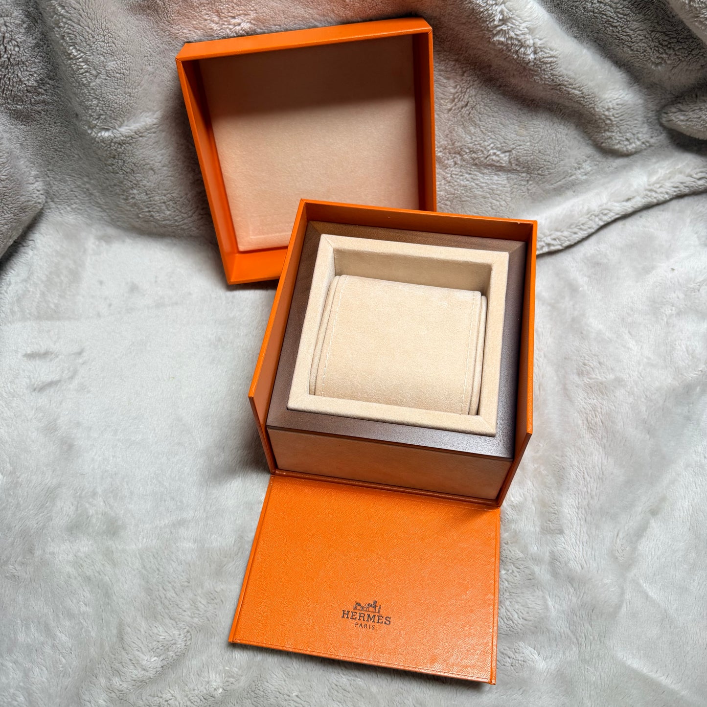 HERMES Box + Booklet 5.20x5.10x3.50 inches