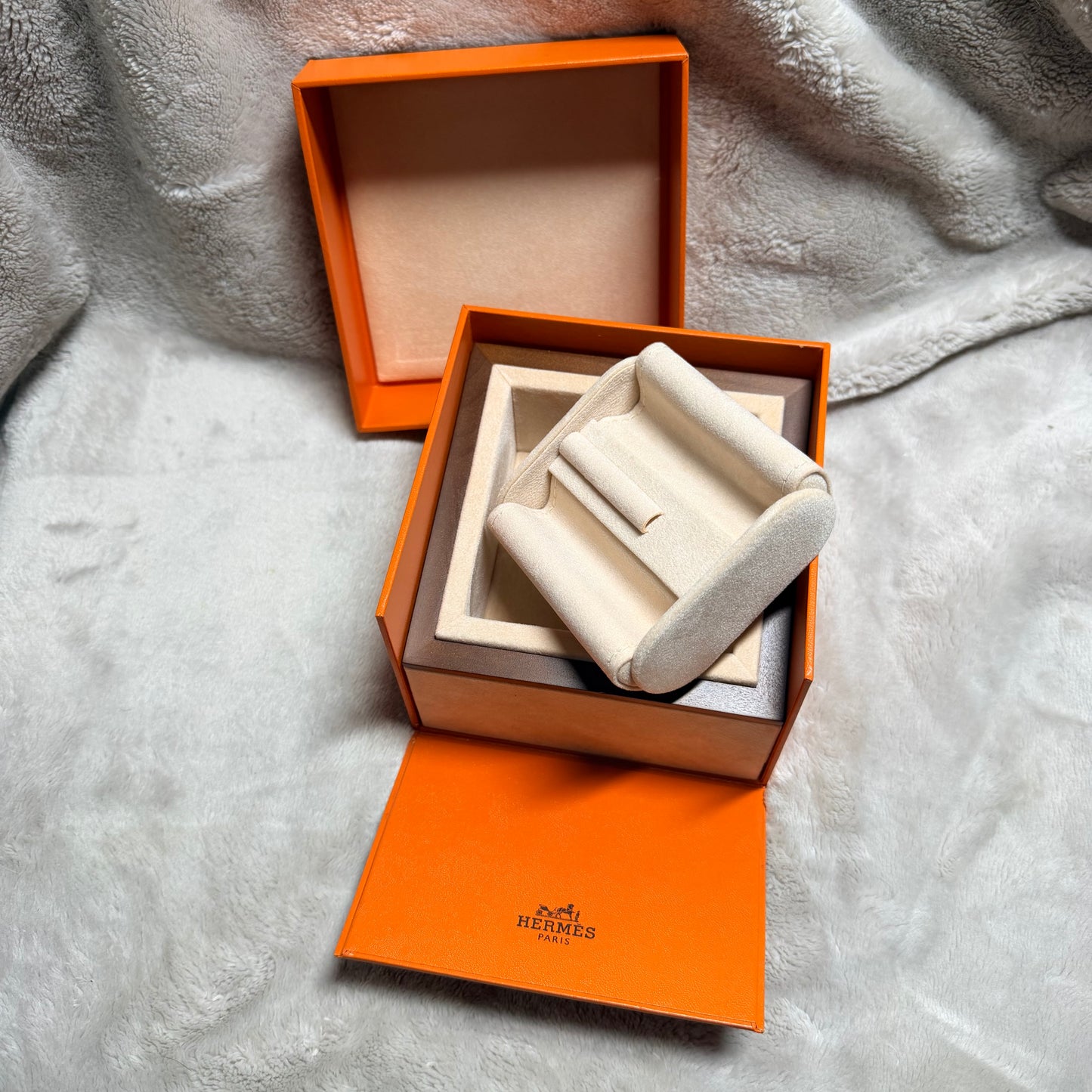 HERMES Box + Booklet 5.20x5.10x3.50 inches