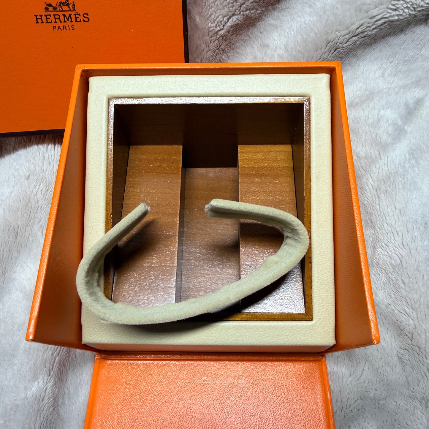 HERMES Box 4.40x4.25x3 inches