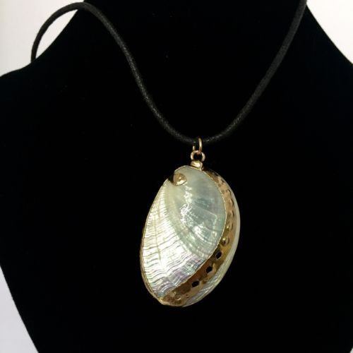 Gorgeous SHELL NECKLACE 14 Inches Long 4g